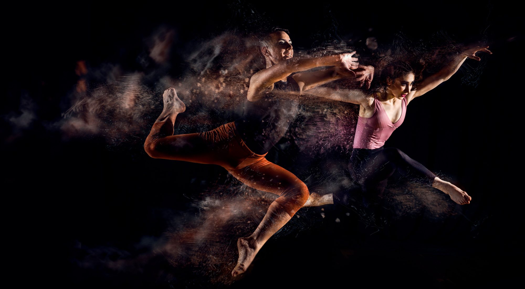 Bailarina retratada con luz de contra y humo, producción de iluminación