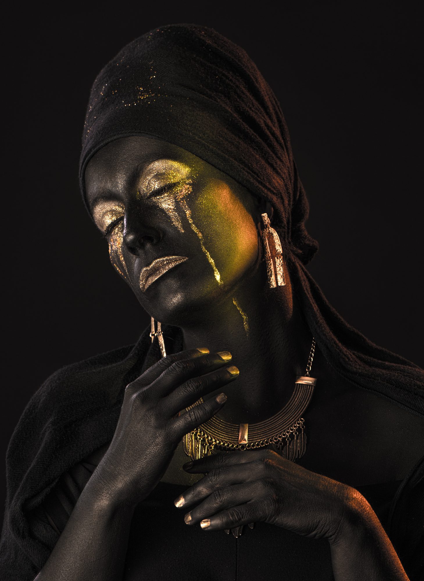 Retrato conceptual con iluminación dramática