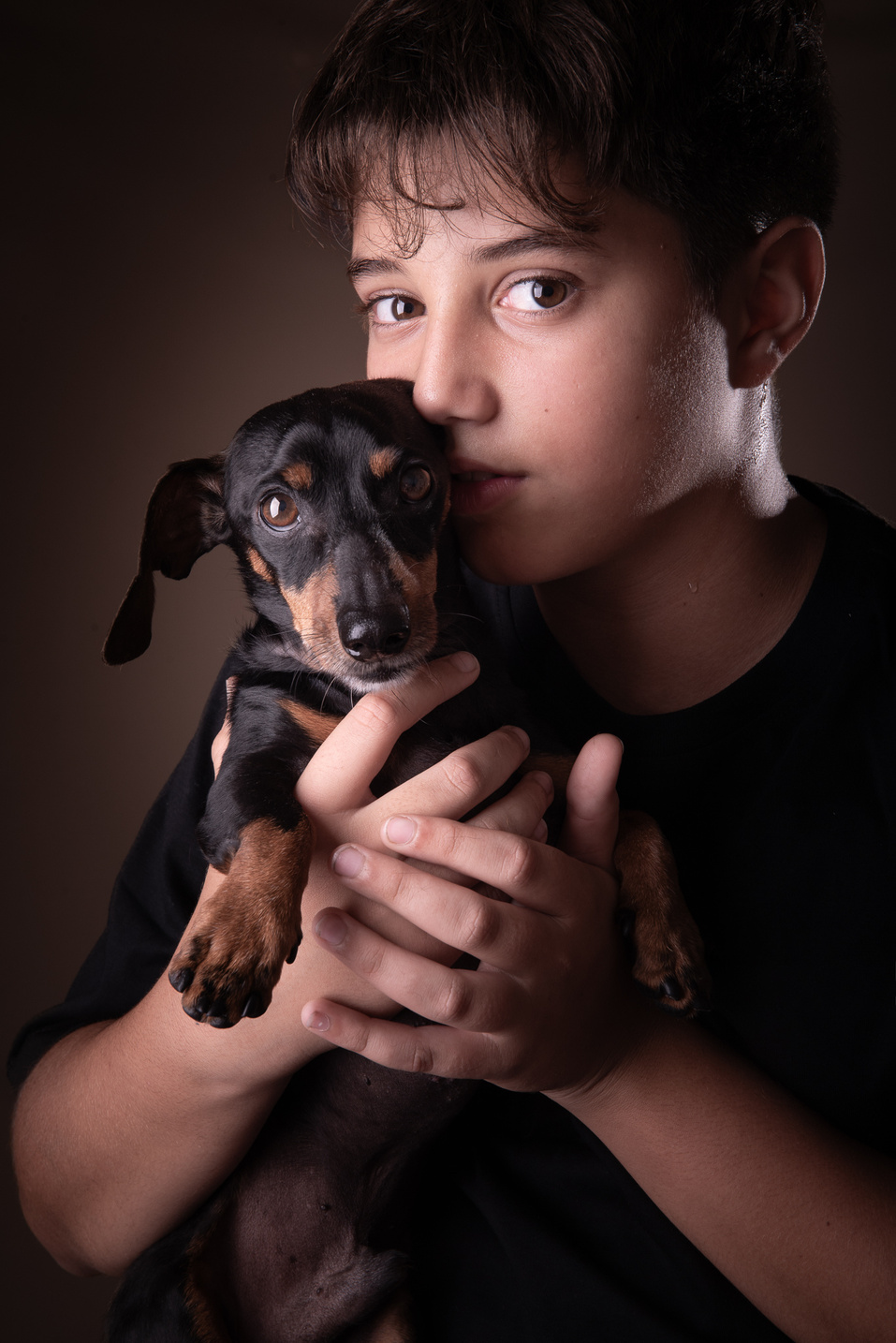 Adolescente con su perro salchicha