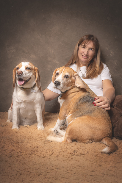 Dueña con sus dos perras beagle Hallie y Miel