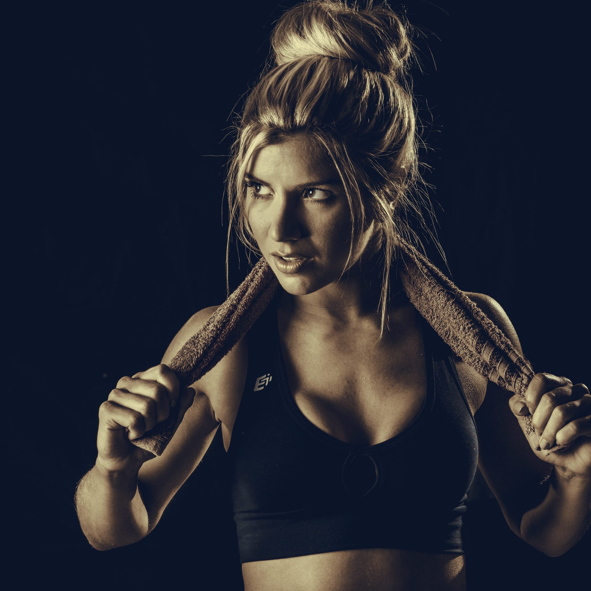 Retrato deportivo en estudio, mujer con soga de entrenamiento