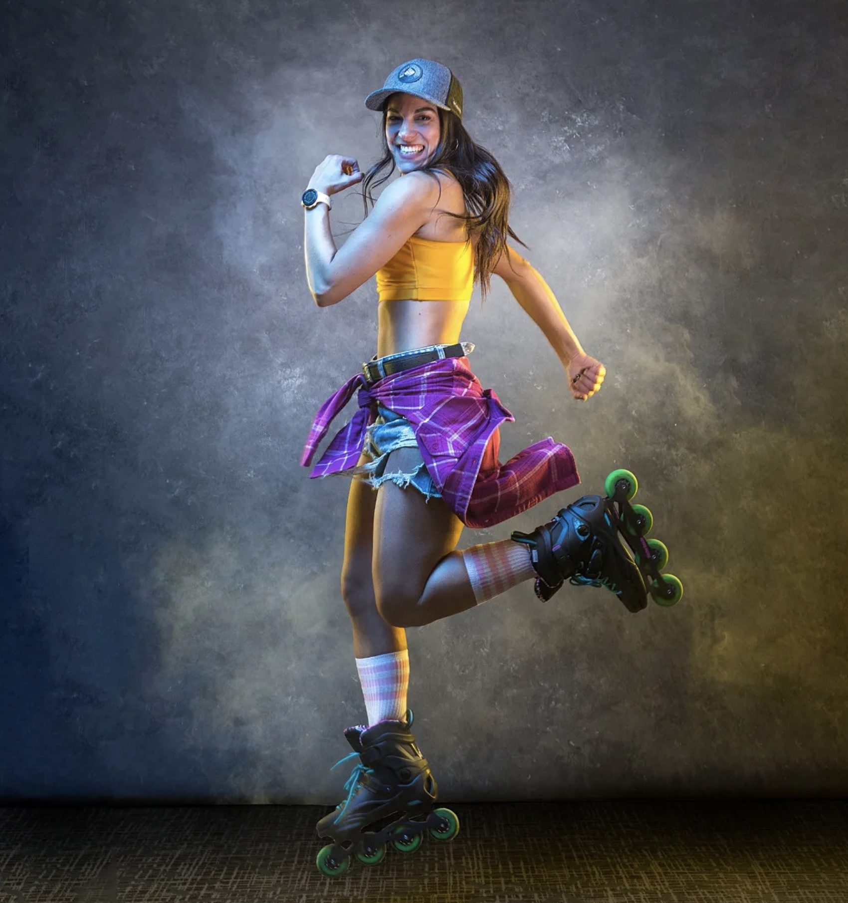 Retrato de estudio, mujer patinando con iluminación dramática