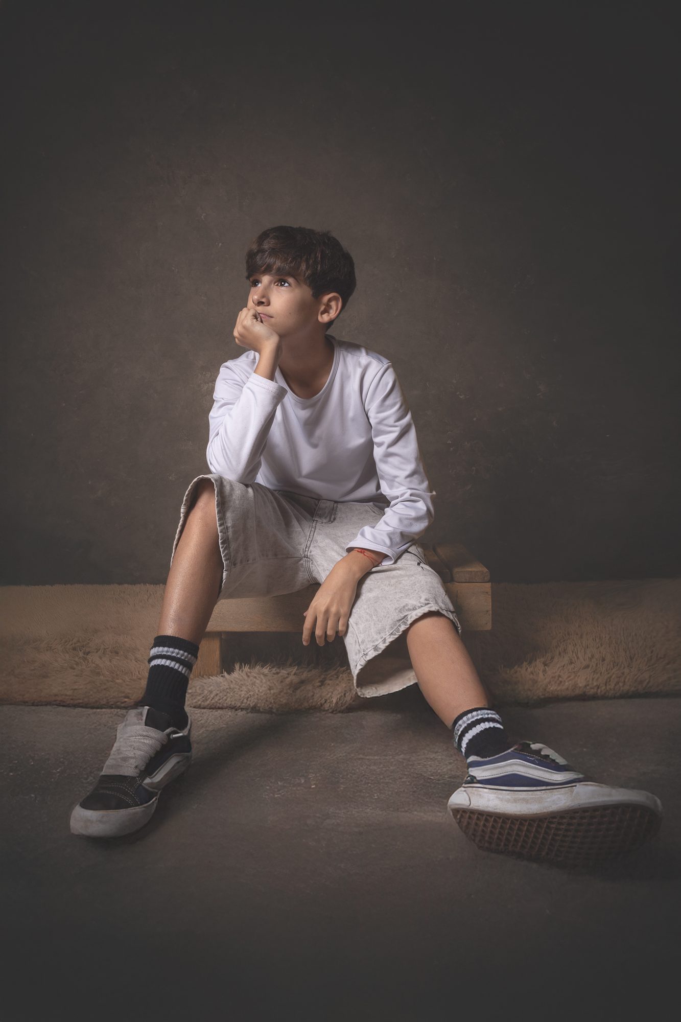 Retrato de niño sentado, luz suave de estudio