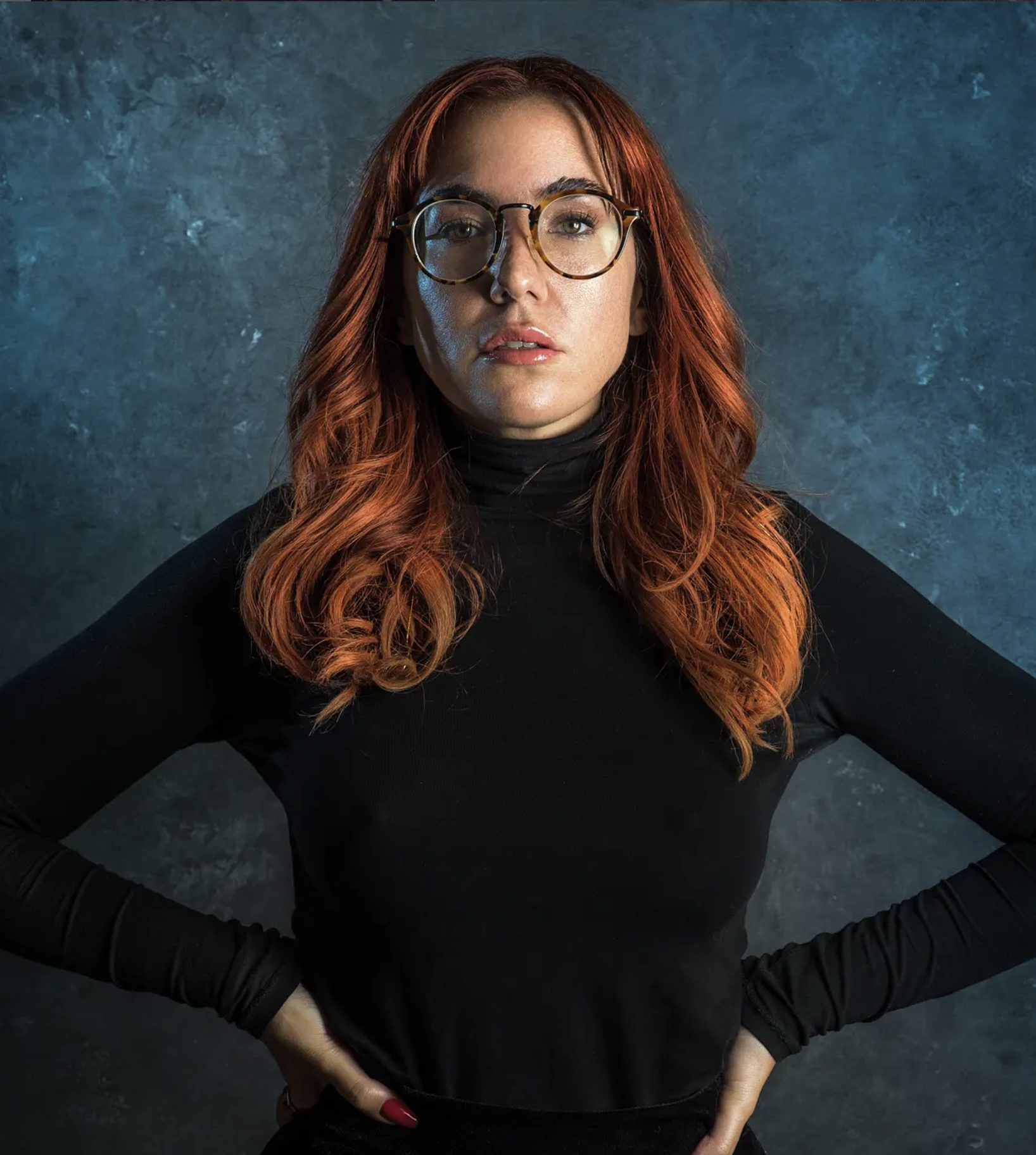 Retrato de estudio, mujer pelirroja con anteojos
