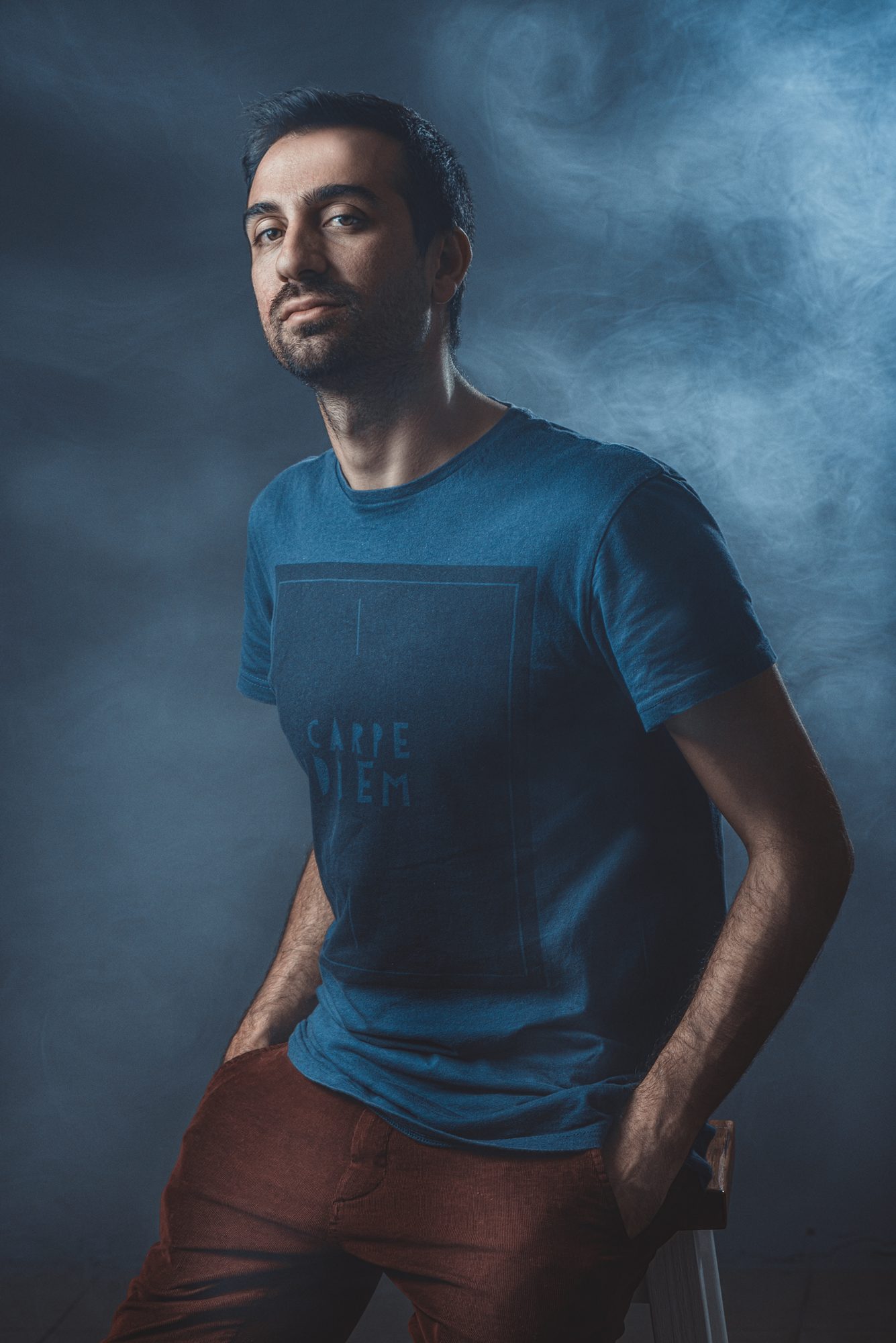 Retrato de estudio, hombre con iluminación azulada