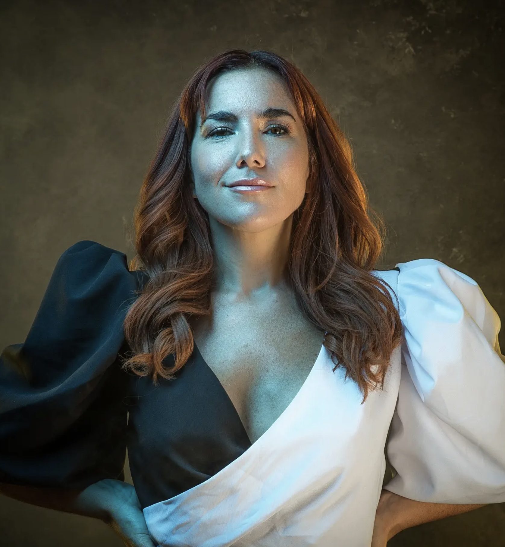 Retrato editorial con vestido bicolor
