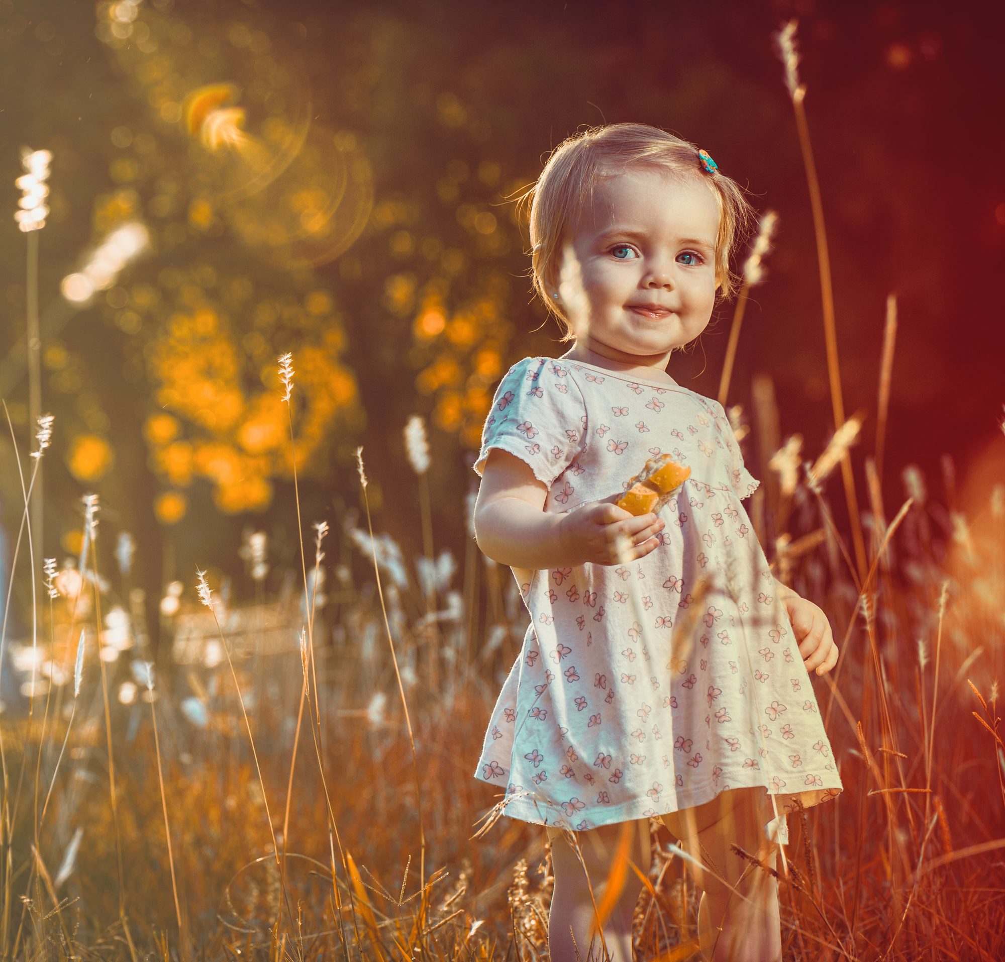 Retrato infantil al aire libre, luz dorada