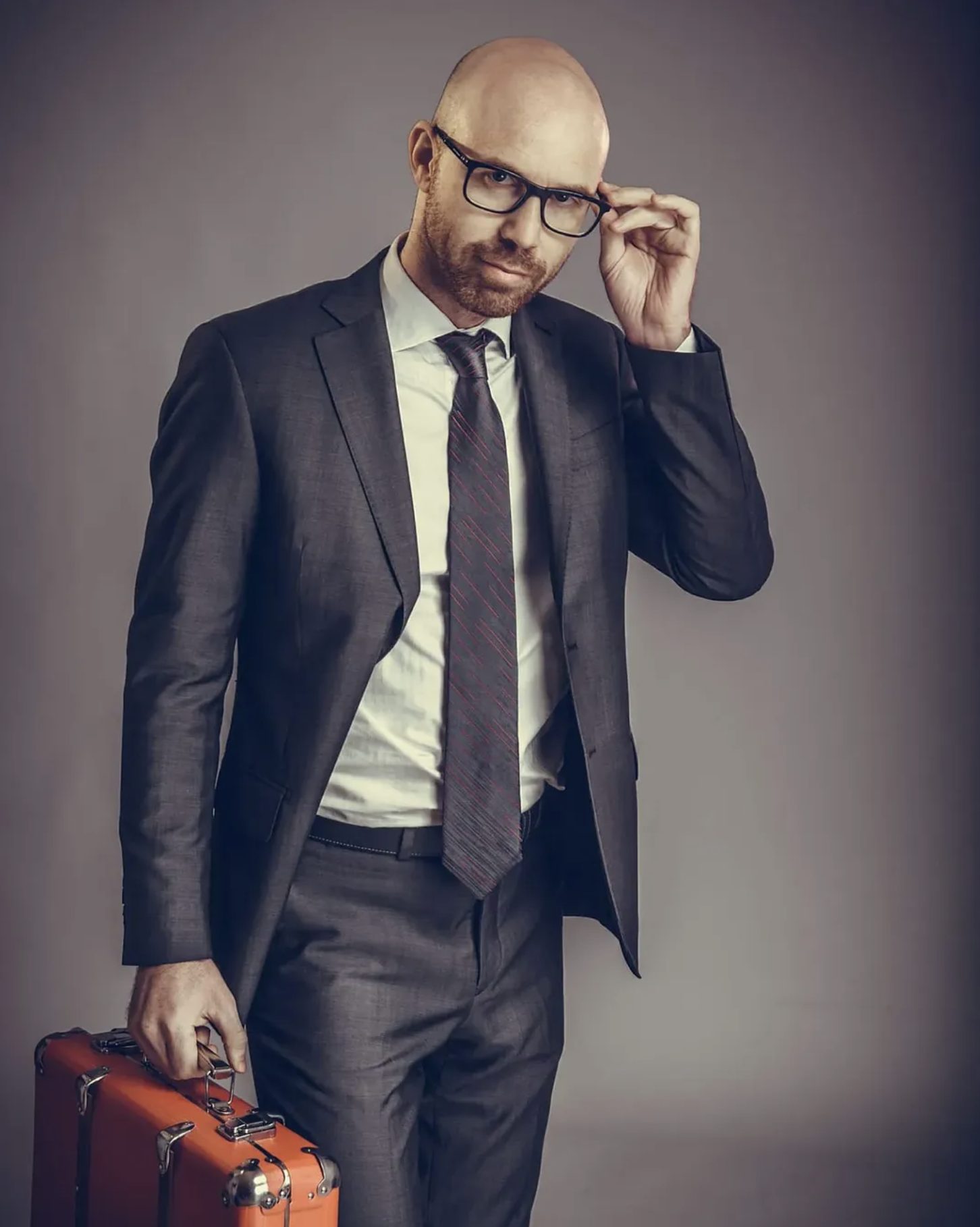 Retrato profesional de hombre de traje con maletín