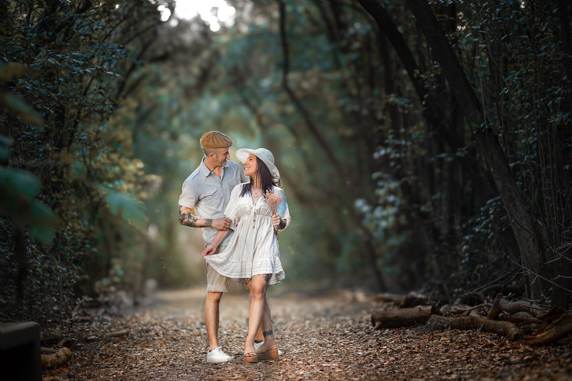 Pareja caminando por un sendero, luz cálida