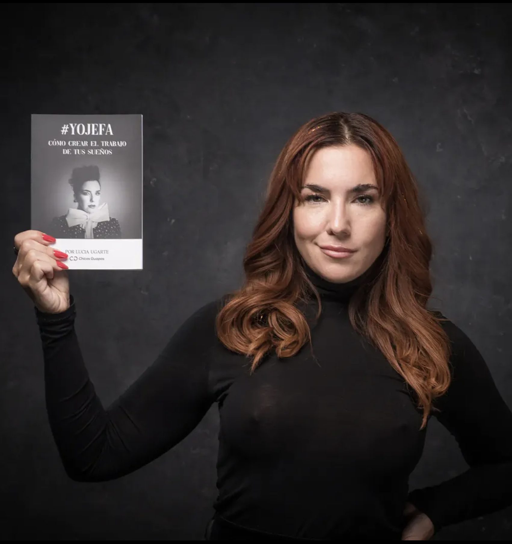 Retrato de marca personal con libro de autora